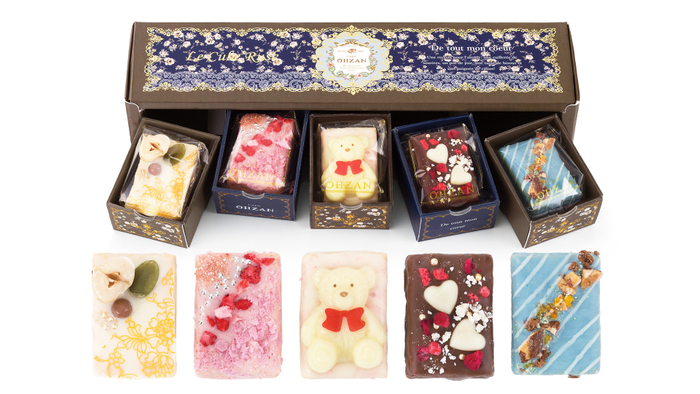 5つの小さなお菓子が入っています