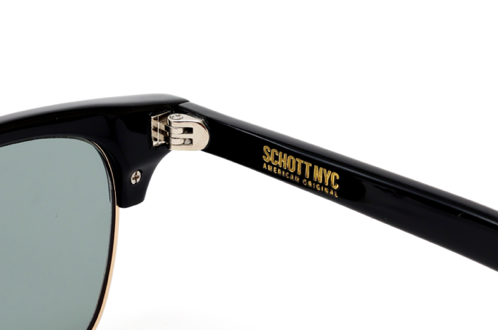 右テンプル内側にゴールド箔でブランドロゴが入る。