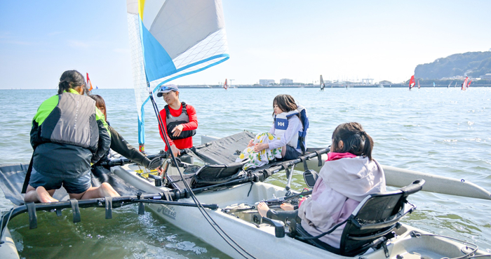 インストラクターがサポートし、出艇する様子