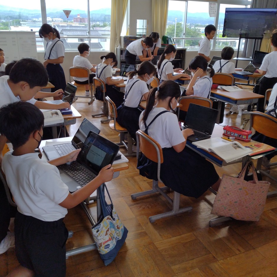 一人で学ぶ子どもとみんなで学ぶ子どもが同居する「個別最適な学びと協働的な学び」の授業シーン(加賀市立庄小学校)