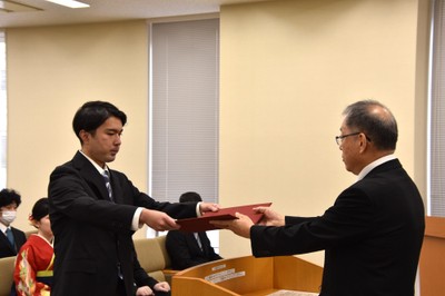 学位記を受け取る濱田一輝さん(法学部)
