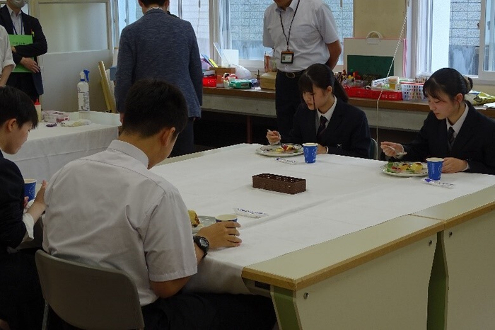 【カタラーナ試食の様子】
