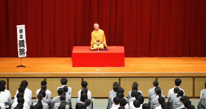 令和4年（2022年）実施の「学校寄席」の様子