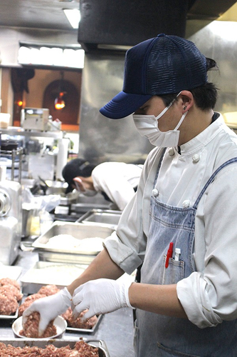 毎日店内で造られる「手ごねハンバーグ」