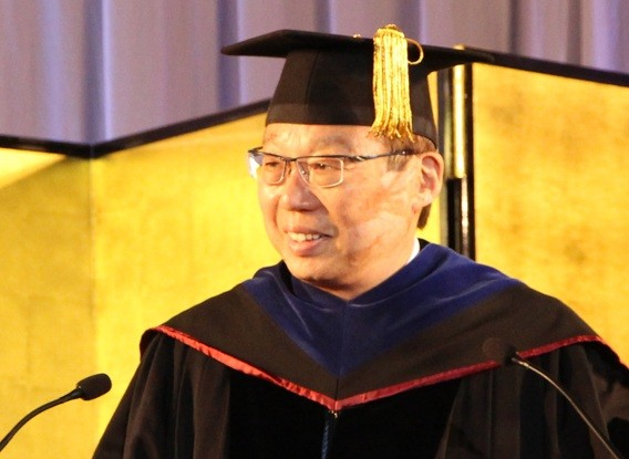 「失敗を恐れずチャレンジを」と新入生を激励する岡田さん