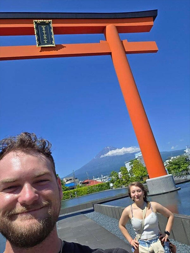 静岡でのフィールドワークにて。コルトンと私で、富士山と鳥居をバックに記念撮影（チェレステ）