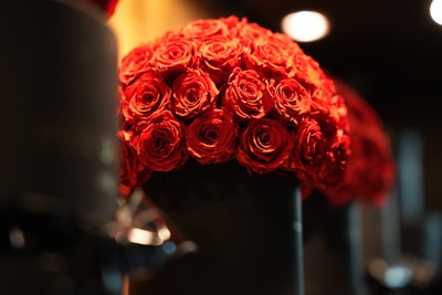 第2回「EXPO酒場 銀座店／ROSE FOR PEACE」より。会場となるROSE GALLERY銀座本店を彩る薔薇。  撮影：マナブデザイン株式会社 高橋マナブ