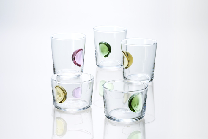 〈ekubo koppu えくぼコップ〉 手に取った時に、自然に触れたくなる明るい色のくぼみ。色ガラスをつけてあたためて吸うことでできたくぼみを「えくぼ」にたとえた愛らしいコップです。