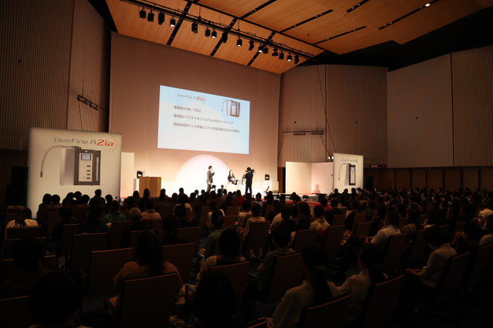 製造工場の田中技術部長による新製品の説明