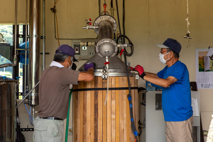 〈一滴一滴に想いを込め、工夫を重ねながら蒸留をしています〉