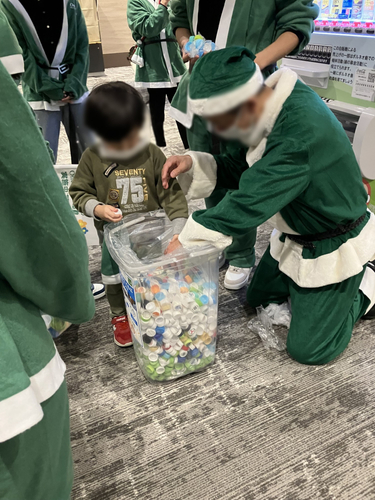 医誠会国際総合病院3F　緑の募金箱ラッピング自動販売機前にて