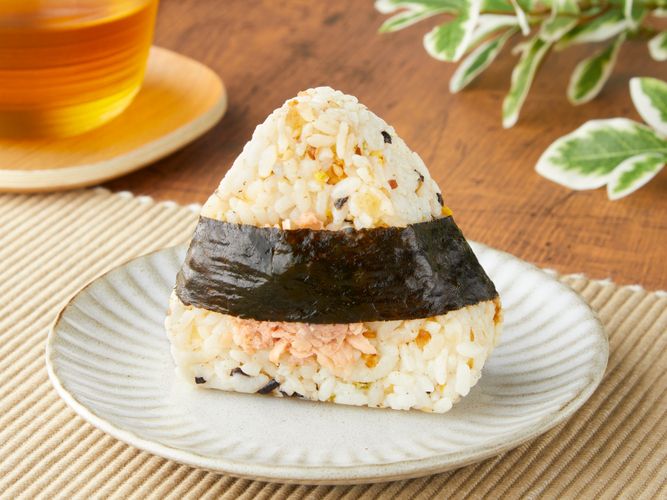 かけ算おにぎり　ごま鰹&times;鮭（画像はイメージです。）