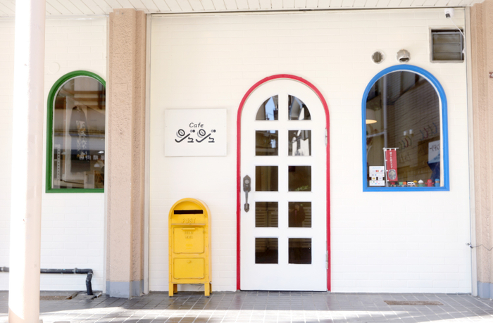 1Fは白を基調にした店内