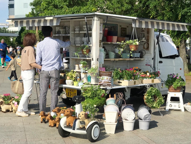 花苗のおしゃれな移動販売車「hamm-ing pot（ハミング ポット）」でお買い物もできます。