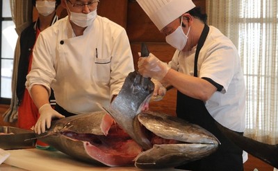 第33回飛鳥祭(オンライン開催)での近大マグロ解体ショーの様子