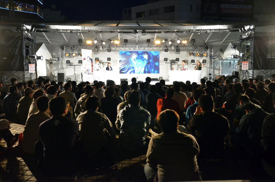 多くの観客で沸いた両国橋西公園野外ステージ
