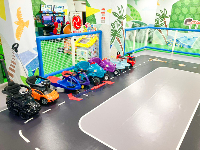 カートでコース内をドライブ