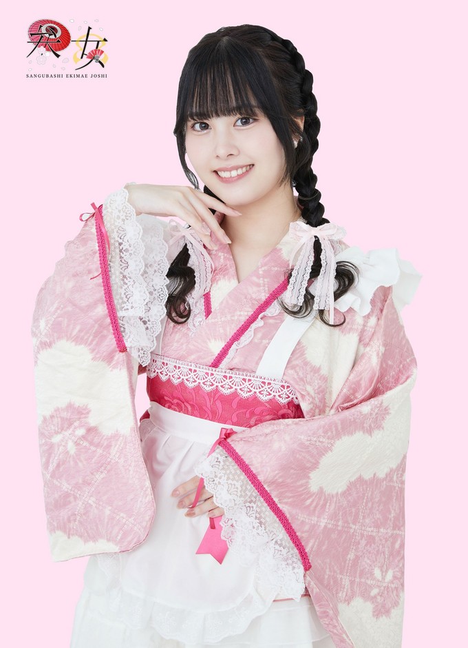 芽城まゆ（天界のアイドル兼サディスティックプリンセス／桜色担当／奇跡を司る女神）