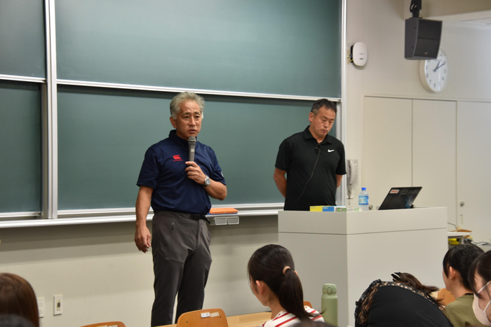 米田監督を紹介する梅田教授