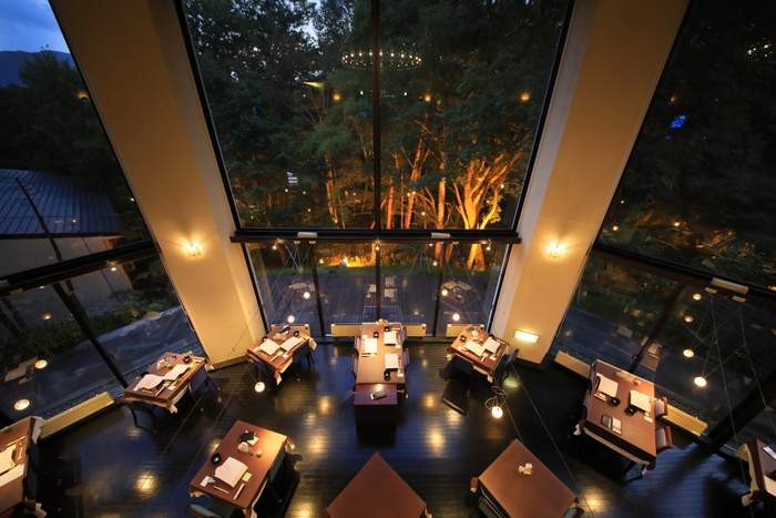 吹き抜けのレストラン