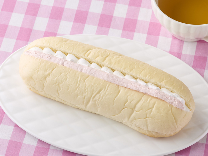 いちごと練乳のロールパン商品画像（画像はイメージです。）