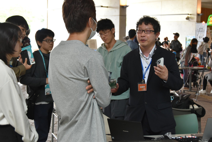会場内の人の流れの推定方法を力説する森准教授