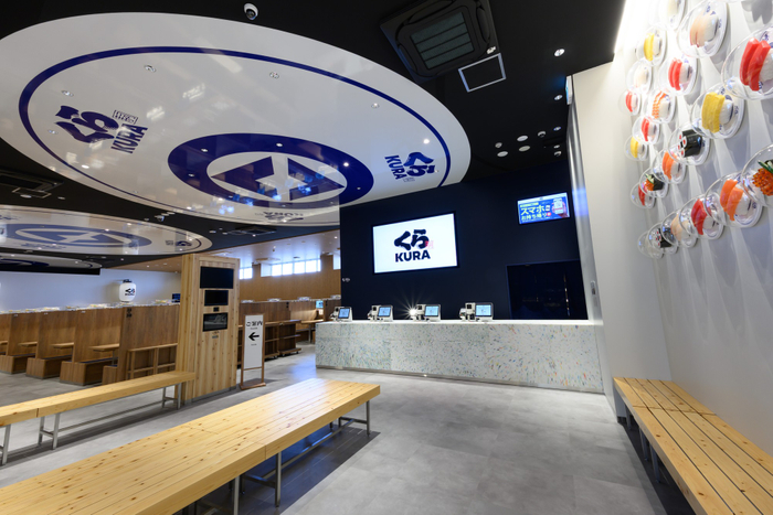 天井のオブジェが印象的な店内