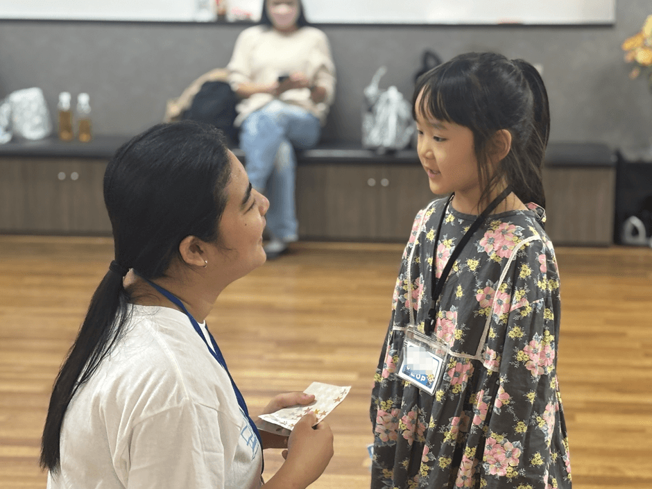 参加している他のお友達やフィリピン人教師と一緒に英語BINGOをしている様子