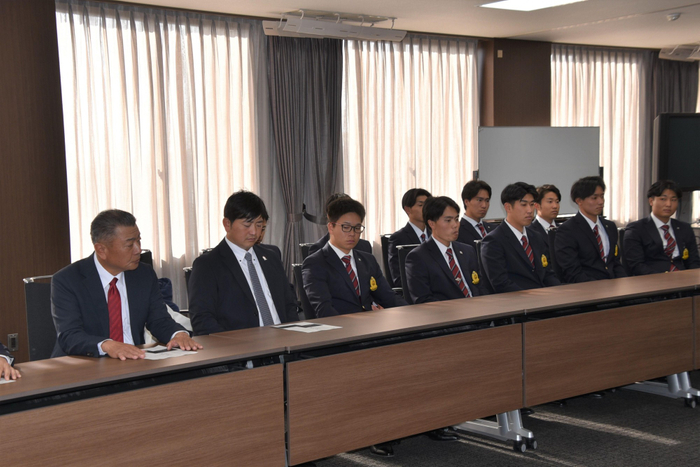 部員10人が出席