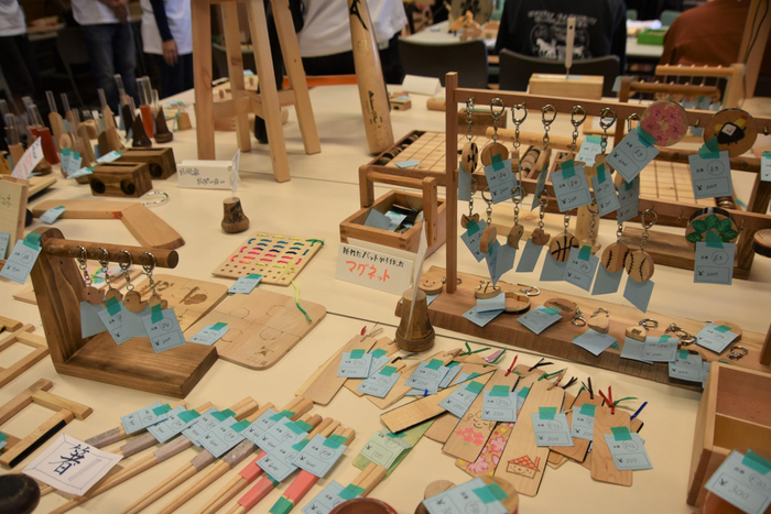 多彩な木工製品を展示・販売