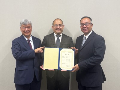 工学院大学発スタートアップ第1号となったMOLPREX株式会社代表取締役の吉本 正氏(中央)と、 工学院大学教授　永井 裕己氏(右)、および、工学院大学理事長・学長　今村 保忠氏(左)