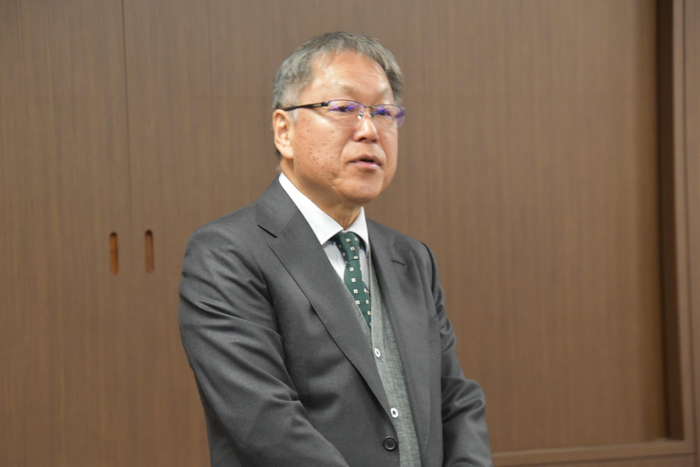 あいさつする野口学長