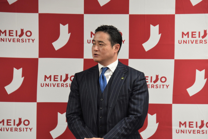 あいさつする井﨑バイスプレジデント