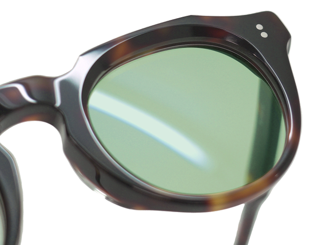 昔のブラウン管テレビのようなレンズ内側に面が入った&ldquo;TVカット&rdquo;