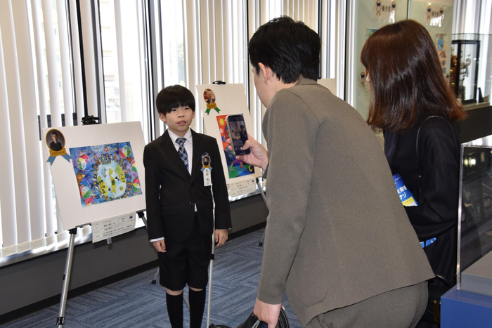 自分の作品の前で記念撮影