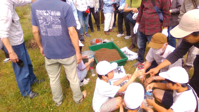 地域の方と挿し木体験。