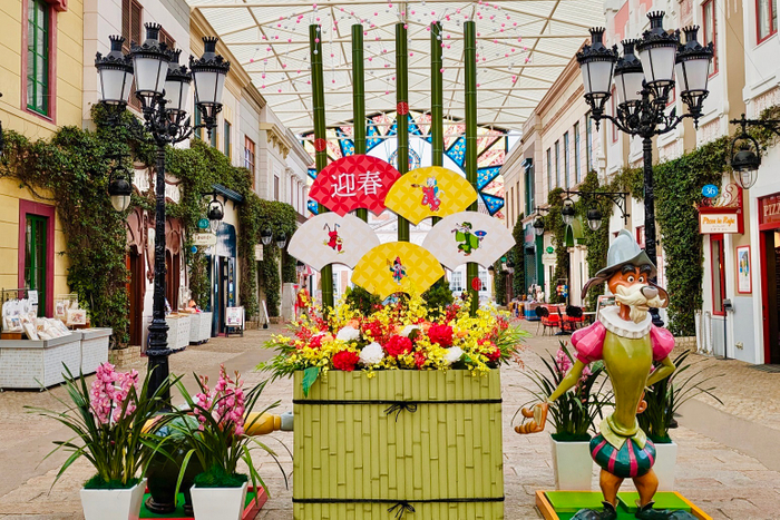 テーマパークの華やかな門松