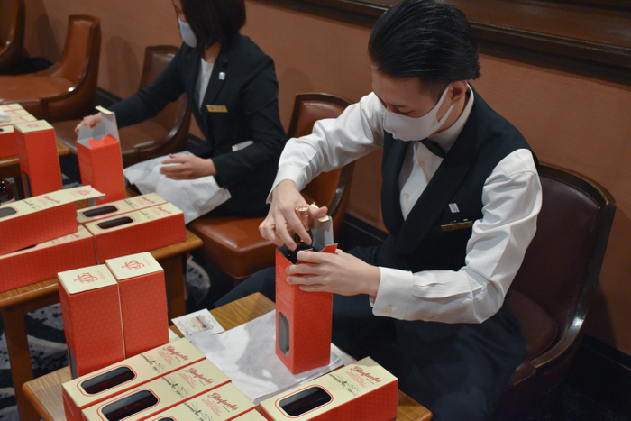 ホテルスタッフが心をこめて1本1本ラベルを貼り付けました。