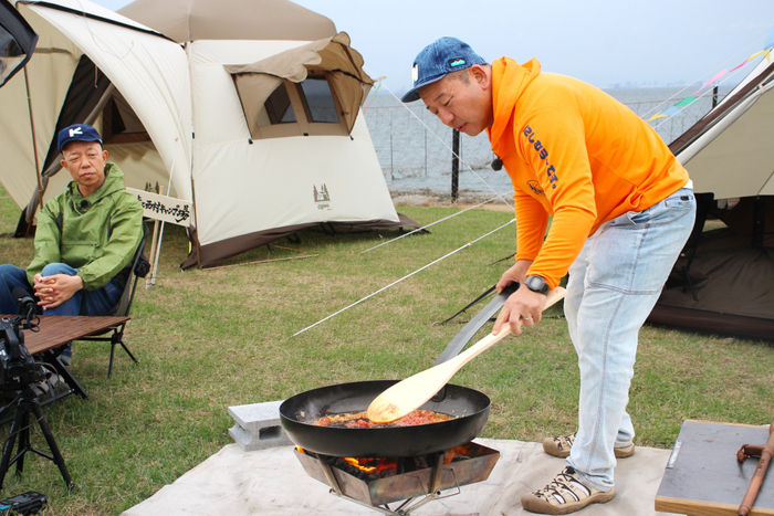 巨大&ldquo;バカ鍋&rdquo;でパエリアを作る西村