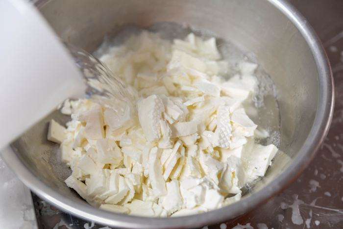 カードに熱湯を加える