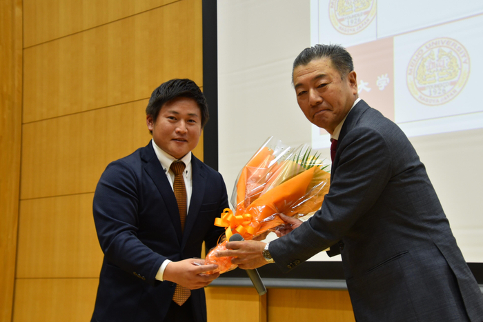花束を受け取る豊川高校野球部の長谷川監督(左)