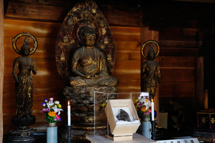 木造阿弥陀如来像（国指定重要文化財）と三日月石
