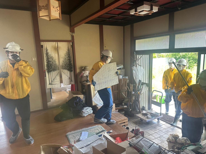 災害ごみの運搬作業に励む学生たち