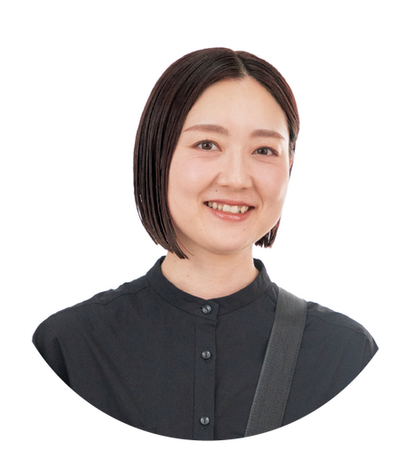 ヘアメイクアーティスト高比良綾さん。百貨店のBAを経て、ブライダルメイクを中心にモデル撮影、広告物の撮影現場のヘアメイクなどで活躍中。