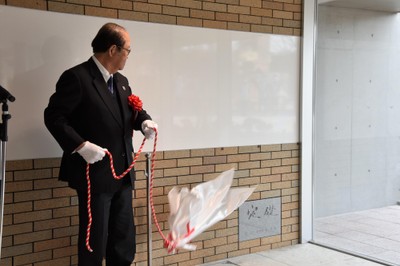 定礎を除幕する立花前理事長