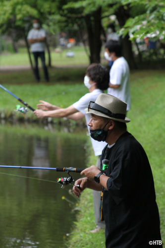 2021水曜どうでしょうエアキャラバン　釣り対決をする藤村忠寿ディレクター(C)HTB