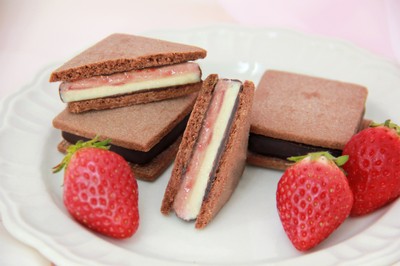 GAKUチョコレートサンド いちごミルク