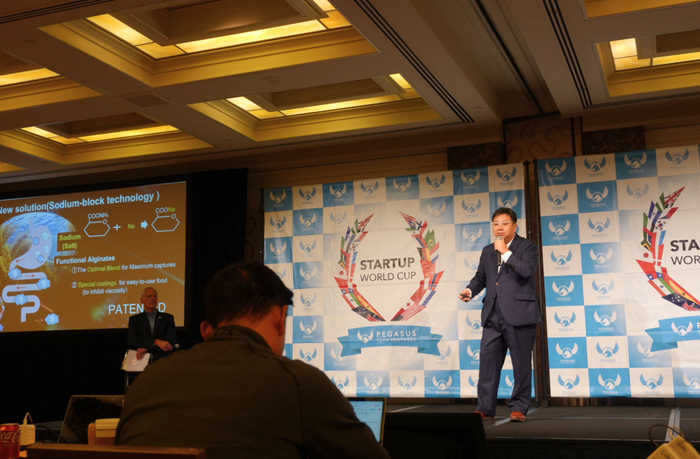 15日の準決勝にてプレゼンテーションを行うトイメディカル株式会社　代表取締役社長　竹下英徳