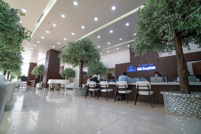 ビーチフロント校のホテルライクなロビー