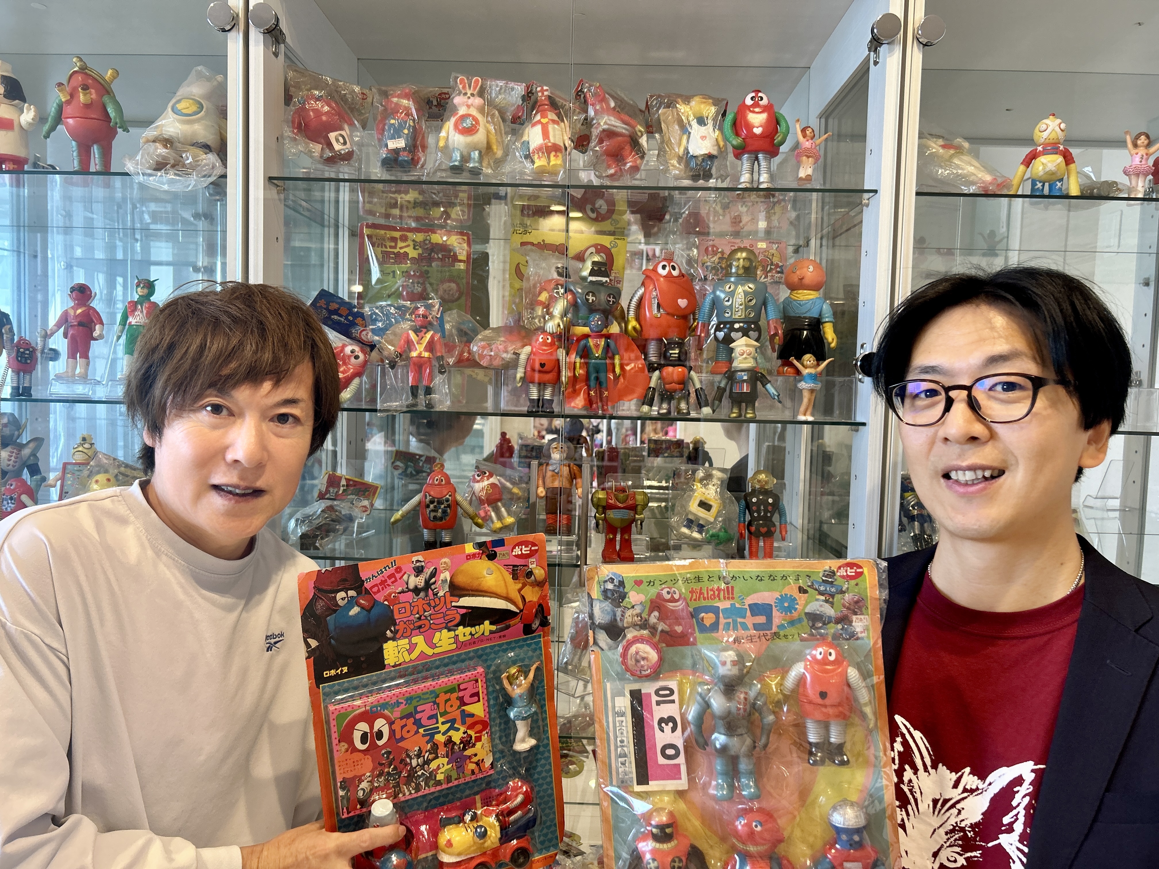 おもちゃ鑑定士の小材直由（左）とじゃじゃーん菊池（右）